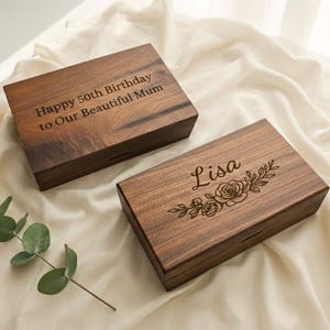 Erinnerungsbox aus Holz - Weihnachten personalisiertes Geschenk für Sie, rustikale Nussbaum Floral gravierte Erinnerungsbox, Aufbewahrungsbox mit benutzerdefiniertem Namen