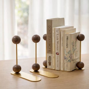 Sujetalibros de madera de nogal con base de latón: sujetalibros de escritorio minimalistas modernos, soporte para libros de madera maciza y metal para el hogar, la oficina o el estudio.