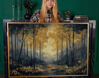 Könnte beinhalten: Gerahmtes Landschaftsgemälde, das eine Waldszene mit hohen, schlanken Bäumen darstellt. Das Kunstwerk verwendet eine Farbpalette aus Gold, Schwarz und Grau, mit einem Weg, der in die Ferne führt. Der Rahmen ist goldfarben.