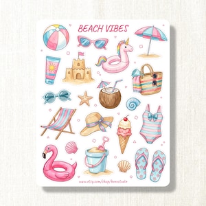 Op de afbeelding: Een stickervel met aquarel illustraties van strandthema's. Inclusief een strandbal, zonnebril, zandkasteel, eenhoorn drijver, parasol, strandtas, badpak en meer. De tekst "BEACH VIBES" staat bovenaan.