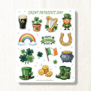 Peut inclure: Planche d'autocollants de la Saint-Patrick avec une pinte de stout, un pot de trèfles, une harpe dorée, un leprechaun, un arc-en-ciel, un fer à cheval, un pot d'or et un chapeau vert. Le texte "Saint Patrick's Day" est en haut.