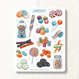Peut inclure: Une planche d'autocollants intitulée CANDIES présentant diverses illustrations colorées de friandises, dont un distributeur de chewing-gums, des sucettes, des oursons en gélatine, des bonbons, des beignets, de la réglisse et un bocal en verre.