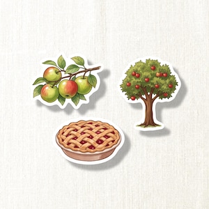 Könnte beinhalten: Ein Set aus drei Aufklebern mit einem Ast voller grüner und roter Äpfel, einem Apfelbaum mit roten Früchten und einem runden Apfelkuchen mit goldbraunem Gitterteig. Jeder Aufkleber hat einen weißen Rand und eine detaillierte Illustration.