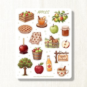 Könnte beinhalten: Ein Stickerbogen mit der Aufschrift APPLES zeigt Illustrationen einer Holzkiste mit Äpfeln, einer Tasse Apfelwein, einem Kuchen, einem grünen Apfel, einem Glas Marmelade, einem Pferd am Zaun, einem Liebesapfel, einem gemusterten Tuch und einem Schild.
