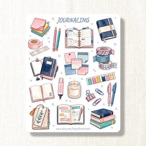 Peut inclure: Illustration à l'aquarelle d'articles de journalisation, dont des carnets, des post-it, du ruban adhésif washi, des stylos, des crayons et une bougie. Le mot "JOURNALING" est en haut. L'image a une palette de couleurs pastel.