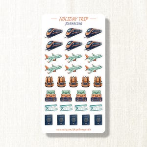 Peut inclure: Une planche d'autocollants avec des illustrations sur le thème du voyage. Elle présente des dessins de trains, d'avions, de sacs à dos, de valises, de cartes d'embarquement et de passeports. Le texte "HOLIDAY TRIP JOURNALING" est en haut.