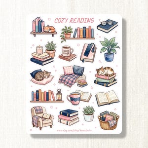 Könnte beinhalten: Ein Stickerbogen mit dem Thema gemütliches Lesen. Es zeigt Illustrationen von Büchern, Regalen, Katzen, Tassen, Pflanzen und einem Lesesessel. Der Text "COZY READING" steht oben. Der Stickerbogen befindet sich auf weißem Hintergrund.