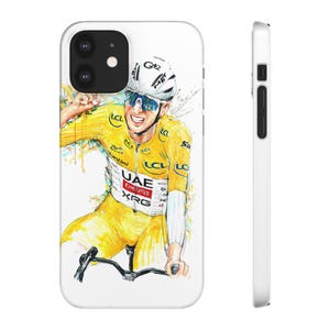Puede incluir: Funda blanca para iPhone con una ilustración en acuarela de un ciclista con maillot amarillo. El ciclista lleva casco y gafas de sol, con el logotipo de UAE Emirates visible. La funda tiene un acabado brillante y un perfil delgado.