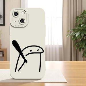 Può includere: Custodia per telefono beige chiaro con un personaggio di cartone animato nero che tiene una mazza da baseball. La custodia ha un'etichetta Pro Camera e un sistema di fotocamera a doppia lente. Design grafico semplice e audace su sfondo pieno.