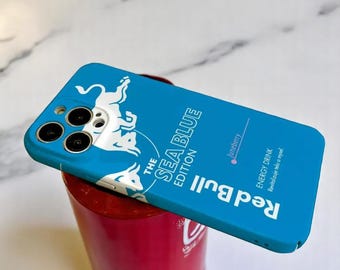 Capa Red Bull Design Luxuosa e Divertida com Vários Sabores para iPhone 17/ 16 / 15 / 14 / 13 / 12 / 11 / X / 8 / SE Pro Max, Resistente a Impactos, Transparente e Divertida.