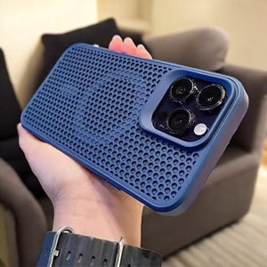 Op de afbeelding: Een blauwe telefoonhoes met een textuur, honingraat-achtig ontwerp. De hoes heeft een verhoogde camerabult met drie ronde uitsparingen voor de cameralenzen.