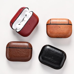 Könnte beinhalten: Ein Set aus drei Keramikbechern mit gesprenkelter, matter Oberfläche. Die Becher sind in den Farbtönen Creme, Hellgrau und Dunkelgrau gehalten. Jeder Becher hat ein schlichtes, minimalistisches Design und einen abgerundeten Henkel.