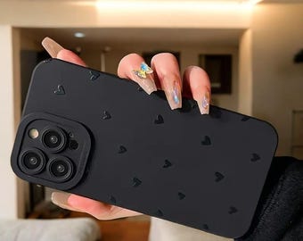 Blijf zwart! Zwart hartjes telefoonhoesje voor Apple iPhone 16/ 15 / 14 / 13 / 12 / 11 / X / 8 / 7 / SE Pro Max. Schokbestendig, schattig, goede kwaliteit.