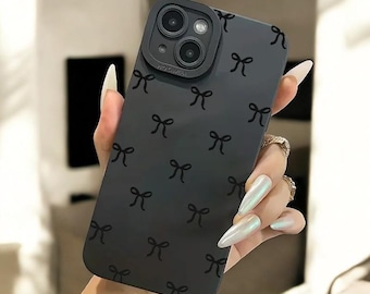 Blijf zwart! Zwart telefoonhoesje met strik voor Apple iPhone 16/ 15 / 14 / 13 / 12 / 11 / X / 8 / 7 / SE Pro Max. Schokbestendig, schattig en van goede kwaliteit.