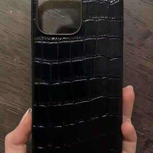 Hoogwaardig telefoonhoesje van echt leer met krokodillenprint, verkrijgbaar in diverse kleuren. Geschikt voor iPhone 16/15/14/13/12/11/X/8/7/Pro Max. Schokbestendig.