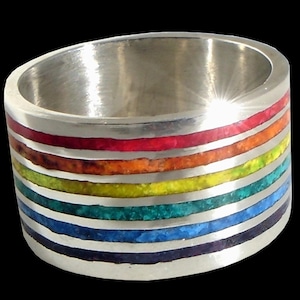 Ring i sterlingsilver med inlägg, bred band med regnbågsfärgad krossad sten