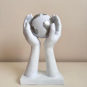 Weltkugel in Handdekor, Erde in Handdekor, Symbolisches Erddekor, moderne minimalistische Globus-Kunst, Globus-Figur, Globus-Skulptur