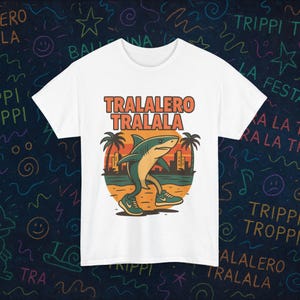 Tralalero Tralala Italienisch Brainrot Meme Unisex T-Shirt Hand gezeichneter Vektor Hai in Turnschuhen Retro Cartoon Grafik-T-Shirt