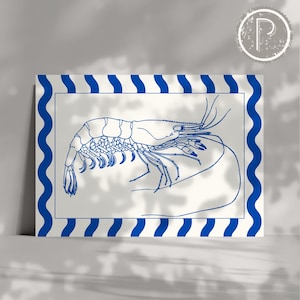 Op de afbeelding: Een witte rechthoekige print met een blauwe lijntekening van een garnaal. De garnaal staat op een witte achtergrond, omlijst door een blauwe golvende rand. Een cirkelvormig logo staat in de rechterbovenhoek.