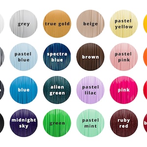 K&ouml;nnte beinhalten: Eine Farbkarte mit 24 verschiedenen Farben von Filament f&uuml;r den 3D-Druck. Die Farben umfassen Wei&szlig;, Grau, echtes Gold, Beige, Pastellgelb, Gelb, Inox, Pastellblau, Spektralblau, Braun, Pastellrosa, Orange, Vertigo, Blau, Alien-Gr&uuml;n, Pastelllila, Rosa, Rot, Schwarz, Mitternachtsblau, Gr&uuml;n, Pastellmint, Rubinrot und Burgunder.