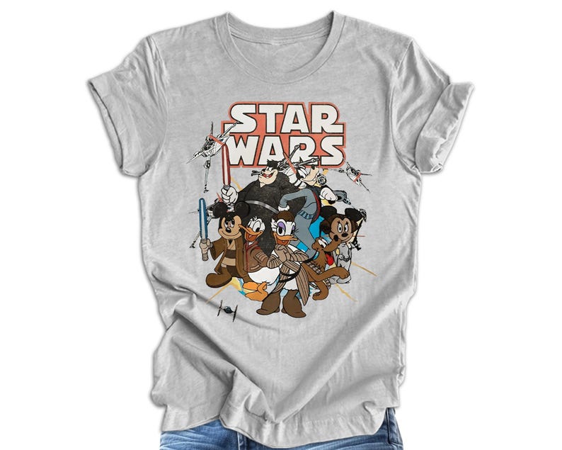 Pode incluir: Uma camiseta cinza com uma estampa gr&aacute;fica de personagens da Disney vestidos como personagens de Star Wars. O texto "STAR WARS" est&aacute; impresso em vermelho e branco acima dos personagens.