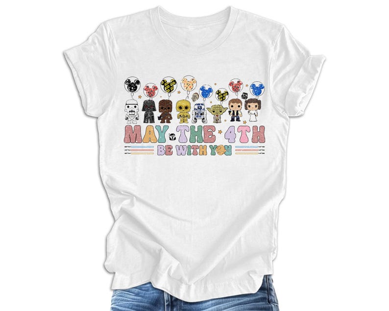 Pode incluir: Camiseta branca com um gr&aacute;fico de personagens de Star Wars segurando bal&otilde;es que dizem "Que a for&ccedil;a esteja com voc&ecirc;".
