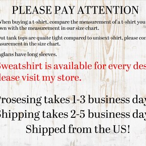 Pode incluir: Texto sobre um fundo de madeira com as palavras "PLEASE PAY ATTENTION" no topo. O texto explica que ao comprar uma camiseta, deve-se comparar a medida de uma camiseta que j&aacute; se tem com a medida da tabela de tamanhos. Tamb&eacute;m indica que as camisetas sem mangas s&atilde;o bastante justas em compara&ccedil;&atilde;o com as camisetas unissex, e que as ragl&aacute;n t&ecirc;m mangas compridas. O texto tamb&eacute;m indica que as sweatshirts est&atilde;o dispon&iacute;veis para cada design e que se deve visitar a loja. O texto tamb&eacute;m indica que o processamento leva de 1 a 3 dias &uacute;teis e que o envio leva de 2 a 5 dias &uacute;teis. O texto tamb&eacute;m indica que os artigos s&atilde;o enviados dos Estados Unidos.