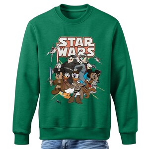 Pode incluir: Camisola verde com um gr&aacute;fico de Mickey Mouse, Pato Donald, Pateta e Pluto vestidos como personagens de Star Wars. O texto "STAR WARS" est&aacute; impresso em vermelho e branco acima dos personagens.