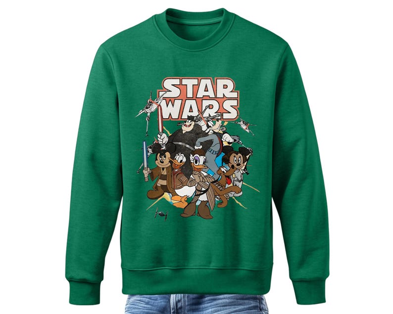 Pode incluir: Camisola verde com um gr&aacute;fico de Mickey Mouse, Pato Donald, Pateta e Pluto vestidos como personagens de Star Wars. O texto "STAR WARS" est&aacute; impresso em vermelho e branco acima dos personagens.