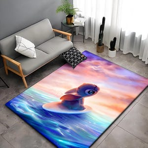 K&ouml;nnte beinhalten: Ein blauer und lilafarbener Teppich mit einer Zeichentrickfigur Stitch, die auf einer Welle surft. Der Hintergrund ist ein Sonnenuntergang mit Wolken.