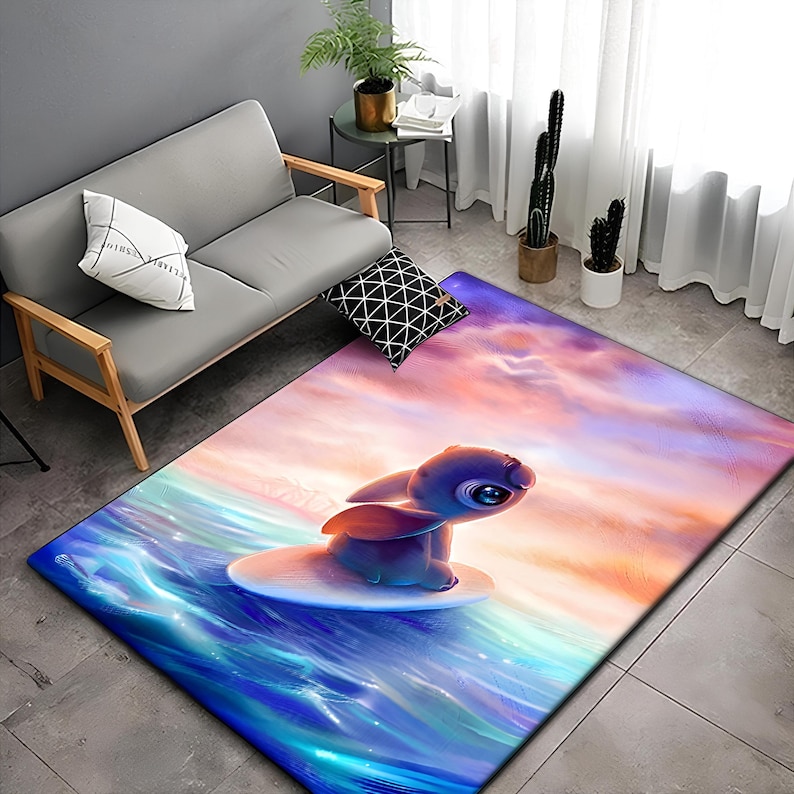 K&ouml;nnte beinhalten: Ein blauer und lilafarbener Teppich mit einer Zeichentrickfigur Stitch, die auf einer Welle surft. Der Hintergrund ist ein Sonnenuntergang mit Wolken.