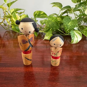 Poupées Kokeshi japonaises en bois vintage - Lot de deux - 11 cm et 5 cm