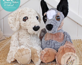 Puede incluir: Dos patrones de perros de peluche, un perro de color crema con una textura de pelo rizado y un perro gris y marrón con orejas negras. Los perros están sentados en una alfombra tejida con un fondo blanco.