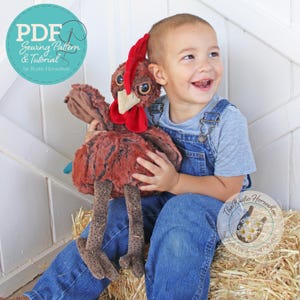 Puede incluir: Un juguete de peluche con forma de pollo, con piel sintética marrón, cresta y barbillas de terciopelo rojo y un pico color crema. El juguete tiene ojos oscuros grandes y patas largas de tela marrón moteada. Un gráfico circular indica PDF Sewing Pattern.