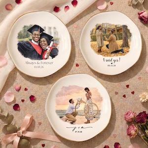 Puede incluir: Tres platos decorativos de cer&aacute;mica con bordes dorados. Cada plato presenta una foto personalizada: una graduaci&oacute;n, una propuesta y una pareja con una bicicleta. El texto incluye "Always & Forever", "I said yes!" e iniciales con fechas.