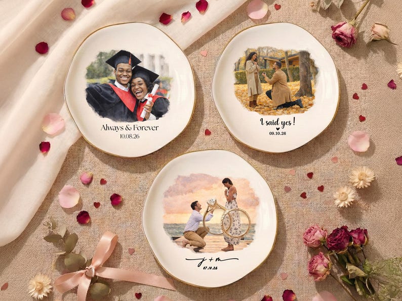 Puede incluir: Tres platos decorativos de cer&aacute;mica con bordes dorados. Cada plato presenta una foto personalizada: una graduaci&oacute;n, una propuesta y una pareja con una bicicleta. El texto incluye "Always & Forever", "I said yes!" e iniciales con fechas.