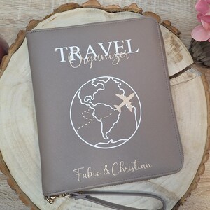 Travel Organizer | Reise Unterlagen | Organizer mit Familiennamen | Reisepasshülle personalisiert I Familienorganizer I Weltkarte I