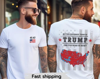 Può includere: Maglietta bianca con una bandiera americana rossa, bianca e blu e i numeri "45 47" stampati sul davanti. La parte posteriore della maglietta presenta una mappa rossa, bianca e blu degli Stati Uniti con il testo "BETTER COVERAGE THAN 5G TRUMP CAN YOU HEAR US NOW?" stampato su di essa.
