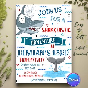 Puede incluir: Una invitación de fiesta de cumpleaños azul y blanca con un tiburón y una aleta caudal. La invitación dice "Únete a nosotros para una aventura Sharktastic en la fiesta de cumpleaños número 13 de Demian".