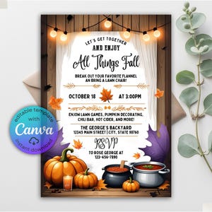 Puede incluir: Invitación con temática otoñal con el texto "All Things Fall". El diseño presenta calabazas, hojas de otoño y una guirnalda de luces sobre un fondo de madera. Incluye detalles del evento, información de RSVP y una opción de descarga de plantilla de Canva.