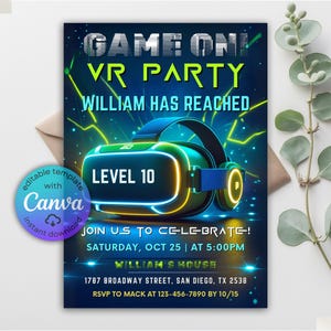 Può includere: Un invito digitale per una festa VR, con un visore per la realtà virtuale con accenti verde neon e giallo. Il testo recita "GAME ON! VR PARTY" e "LEVEL 10". Include i dettagli dell'evento e un logo Canva.
