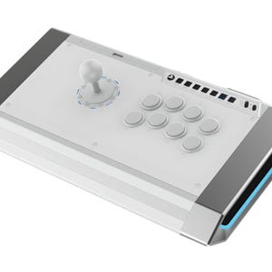 Op de afbeelding: Een witte arcade stick met een joystick en acht knoppen. De stick heeft een zilveren rand en een blauw licht aan de zijkant.