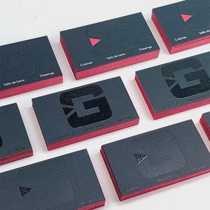 100 stuks zwart visitekaartje met 3D-logo roze rode rand, milieuvriendelijk kunstpapier, glanzende uv-print, op maat gemaakt minimalistisch visitekaartje met reliëf