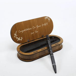 Benutzerdefinierter Namensstift mit Geschenkbox, graviertem Metallstift, personalisiertem Master of Business bestandener bestandenen Geschenk