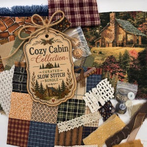 Peut inclure: Un ensemble de fournitures de loisirs créatifs avec une étiquette beige marquée Cozy Cabin Collection Curated Slow Stitch Bundle et une illustration de cabane. Le lot inclut divers tissus à motifs carreaux, floraux, unis, de la dentelle et des boutons en bois.