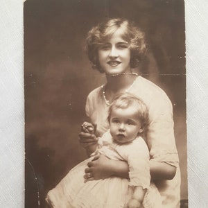 carte postale antique de style français, image de la mère et du bébé, photographies édouardiennes, photos victoriennes de collection