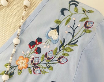 embroidered blue blouse, STUNNING floral embroidery, 90s does victorian, small size