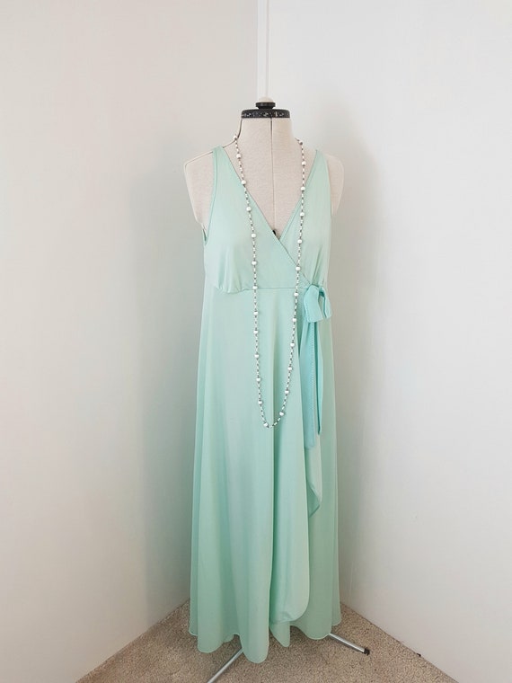 green vintage nightgown, 70s does 30s long lean lo