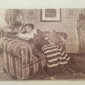 Cartes postales édouardiennes anciennes, Miss violet Lloyd, intérieurs édouardiens, photographies de collection