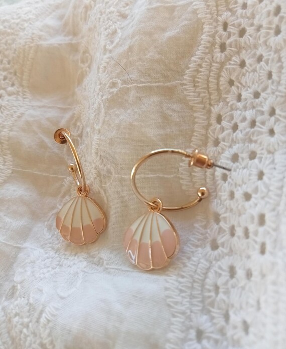 Vintage dangle shell shape earrings, goldtone sta… - image 4